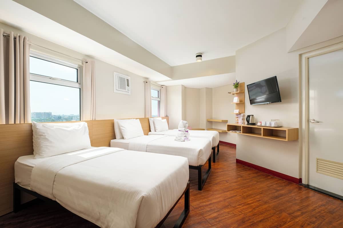 Habitación triple superior | Ropa de cama hipoalergénica, camas Tempur-Pedic y escritorio 