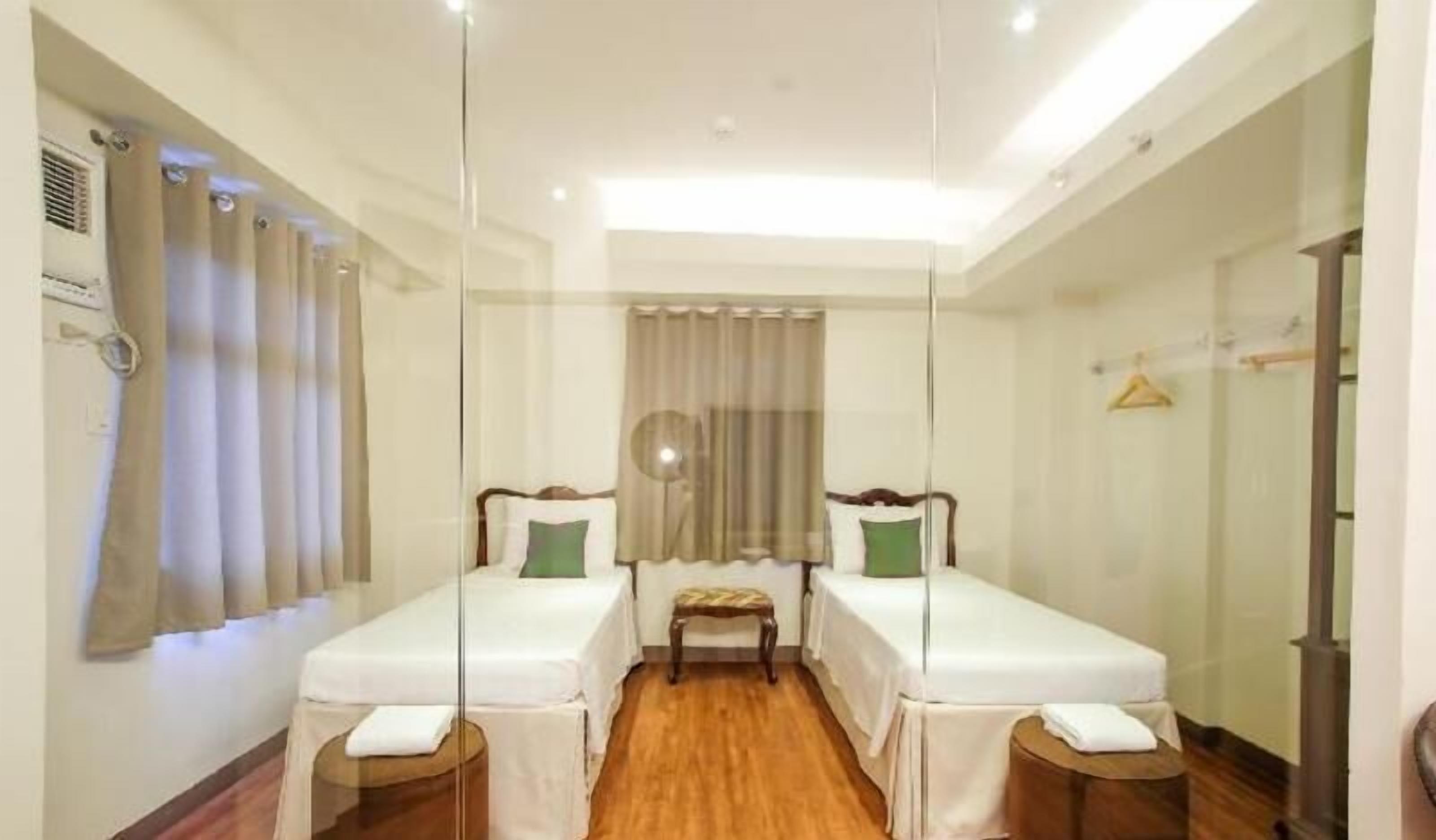 เครื่องนอนป้องกันสารก่อภูมิแพ้, เตียง Tempur-Pedic, โต๊ะทำงาน