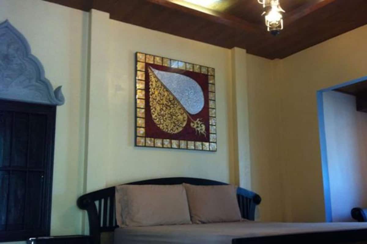 Deluxe Room | Desk, free WiFi