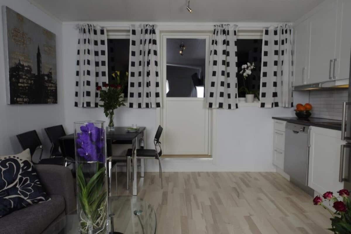 Apartment, 2 Bedrooms (h) | 1 bedroom, in-room safe, laptop workspace, blackout drapes