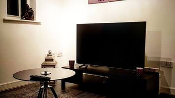 Luxury Apartment, 2 Bedrooms | Living room | Flat-screen TV