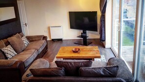 Luxury Apartment, 2 Bedrooms | Living room | Flat-screen TV - Luxury Two Bedroom Apartments (Luton)