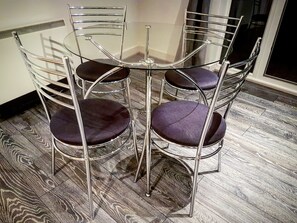 Appartement Luxe, 2 chambres | Restauration dans la chambre