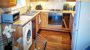 Luxury Apartment, 2 Bedrooms | Private kitchen | Coffee/tea maker, full-sized fridge, microwave, oven - Luxury Two Bedroom Apartments (Luton)