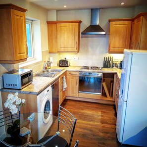 Luxury Apartment, 2 Bedrooms | Private kitchen