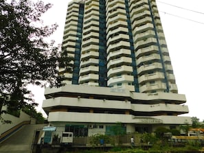 Vista frontal de la propiedad
