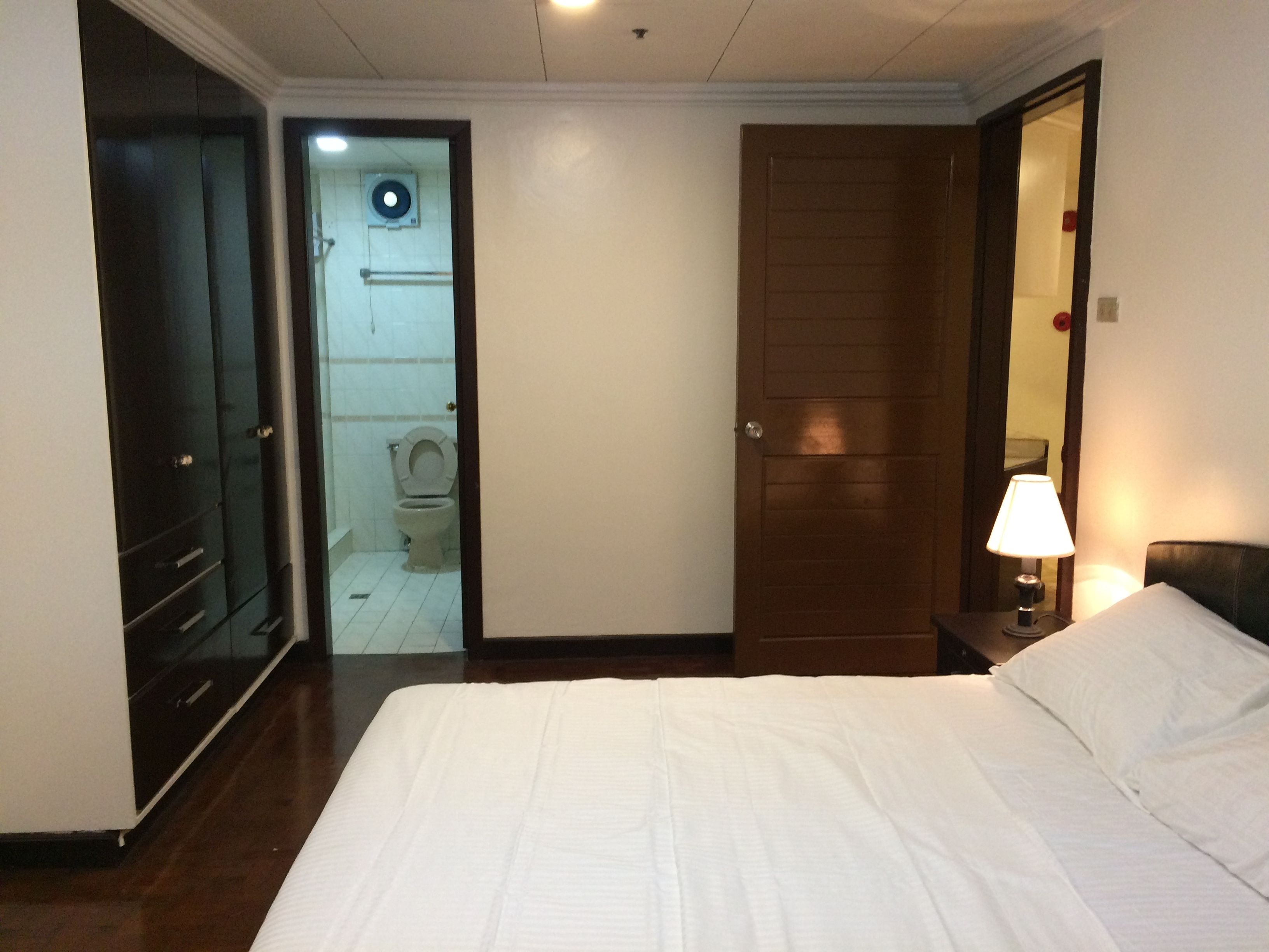 desk, free rollaway beds, free wifi