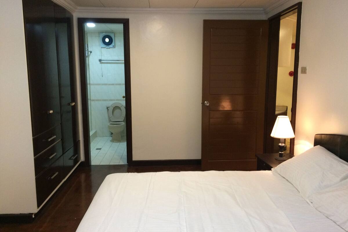 desk, free rollaway beds, free wifi