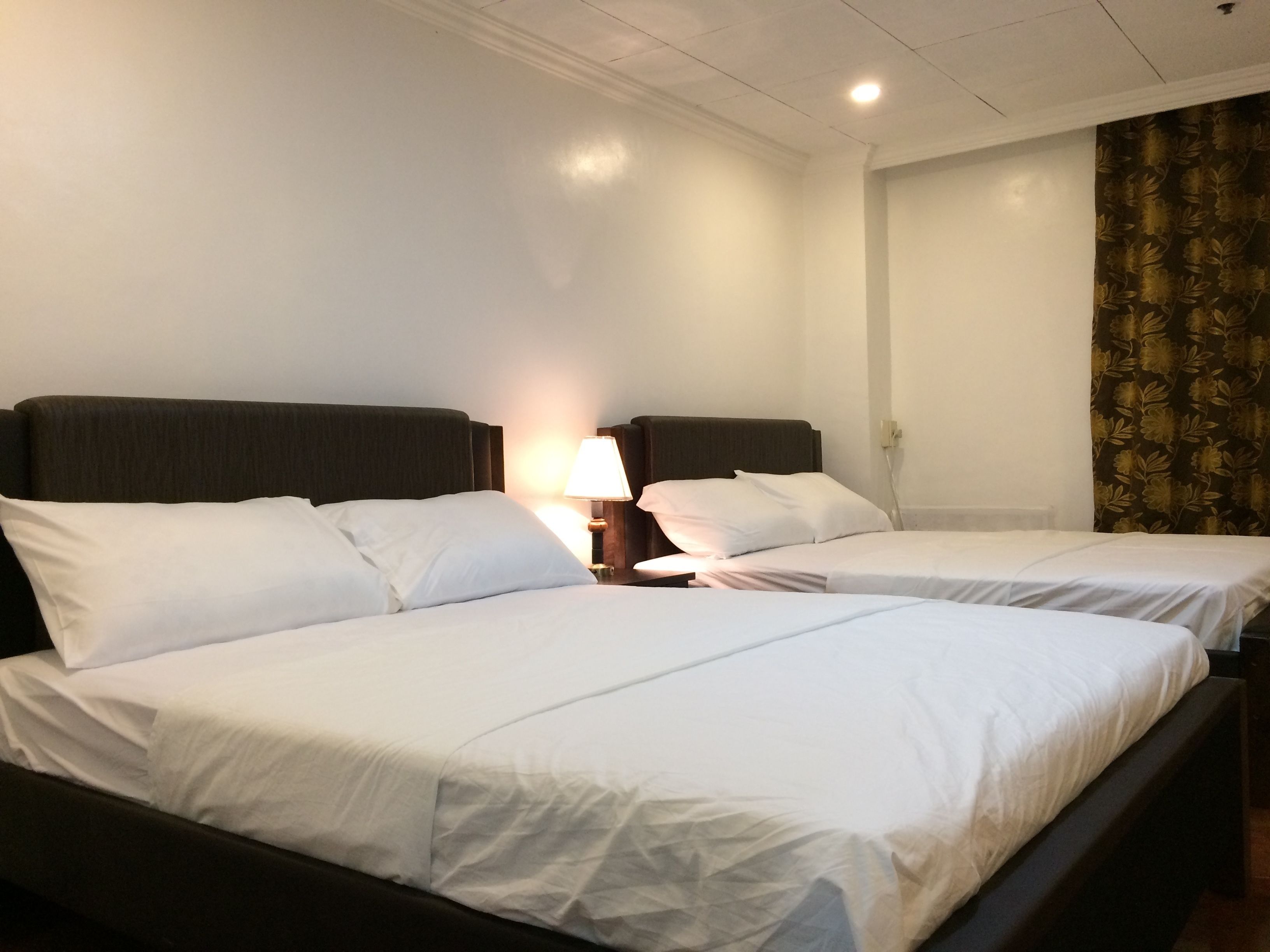 desk, free rollaway beds, free wifi