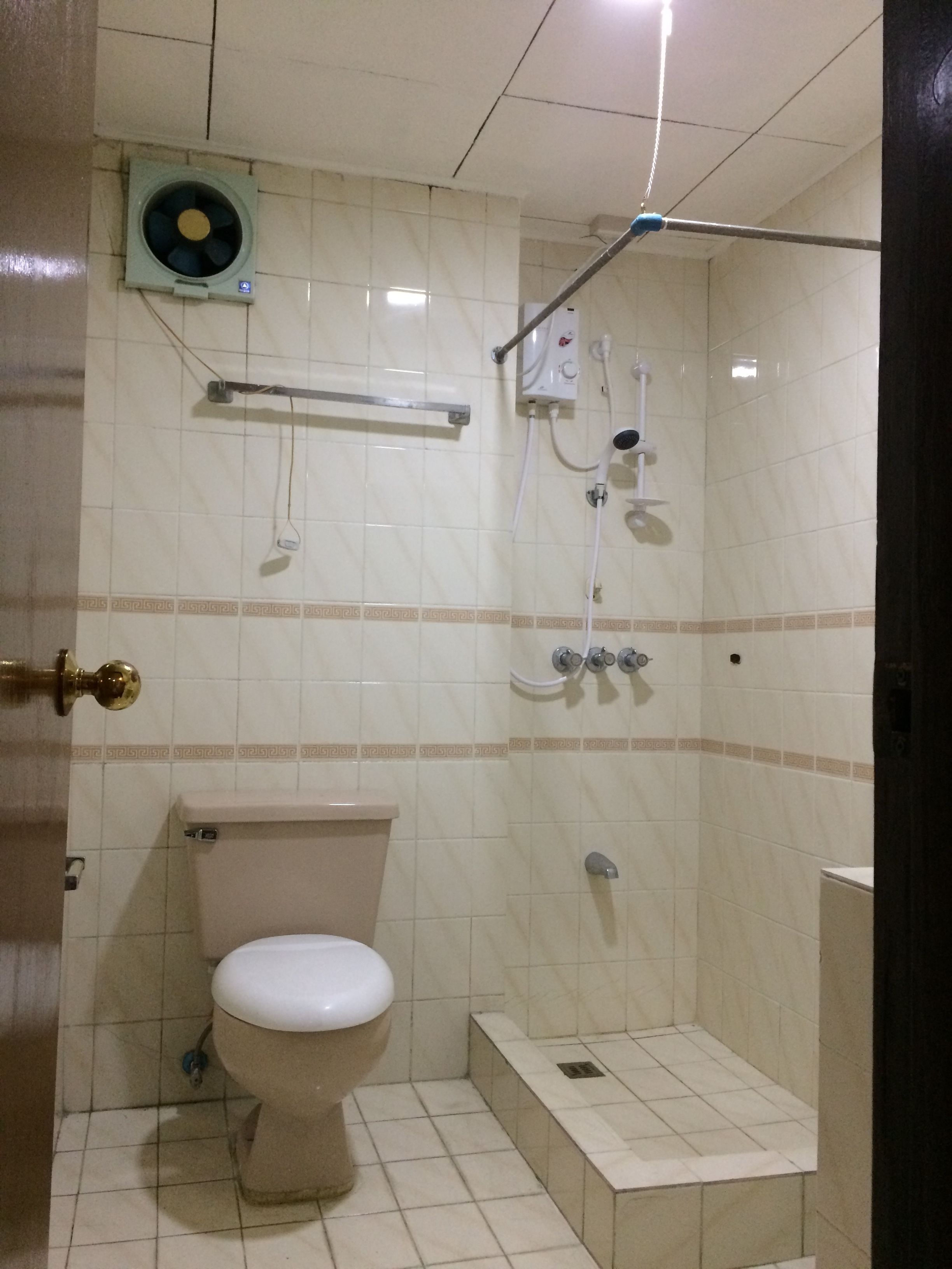 deluxe room, private bathroom, bay view | bathroom | shower, free toiletries, slippers, towels