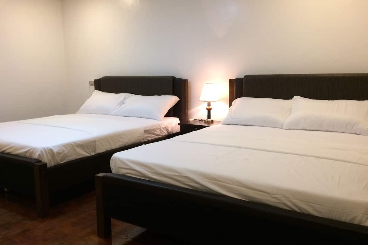 desk, free rollaway beds, free wifi