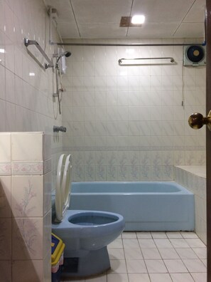 Condo familiar, 3 habitaciones | Baño | Regadera, amenidades de baño gratuitas, pantuflas, toallas