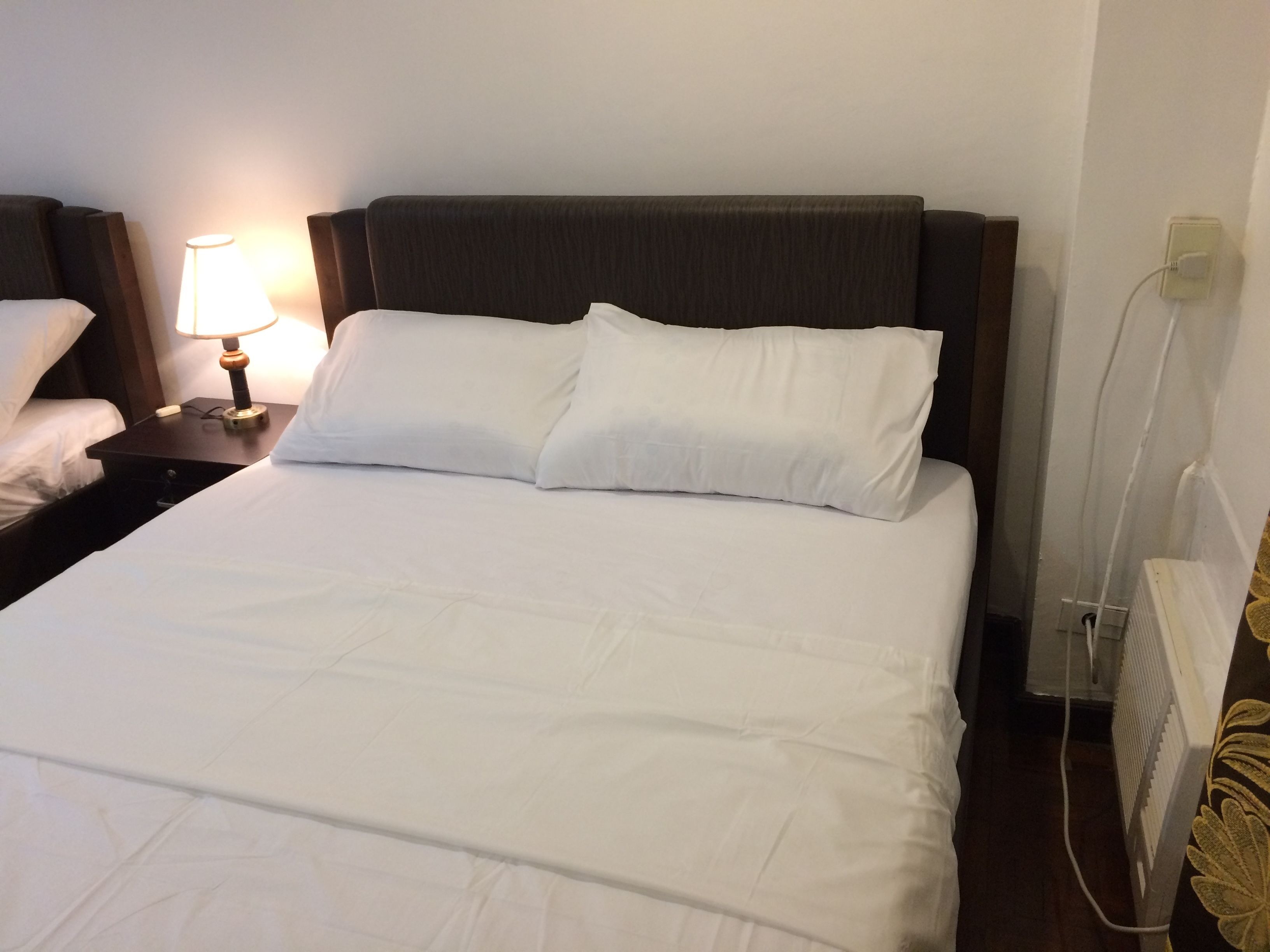 desk, free rollaway beds, free wifi