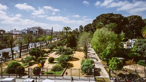 A park with pathways, trees, and a fountain. - Basic Hotel Doña Manuela (Seville)