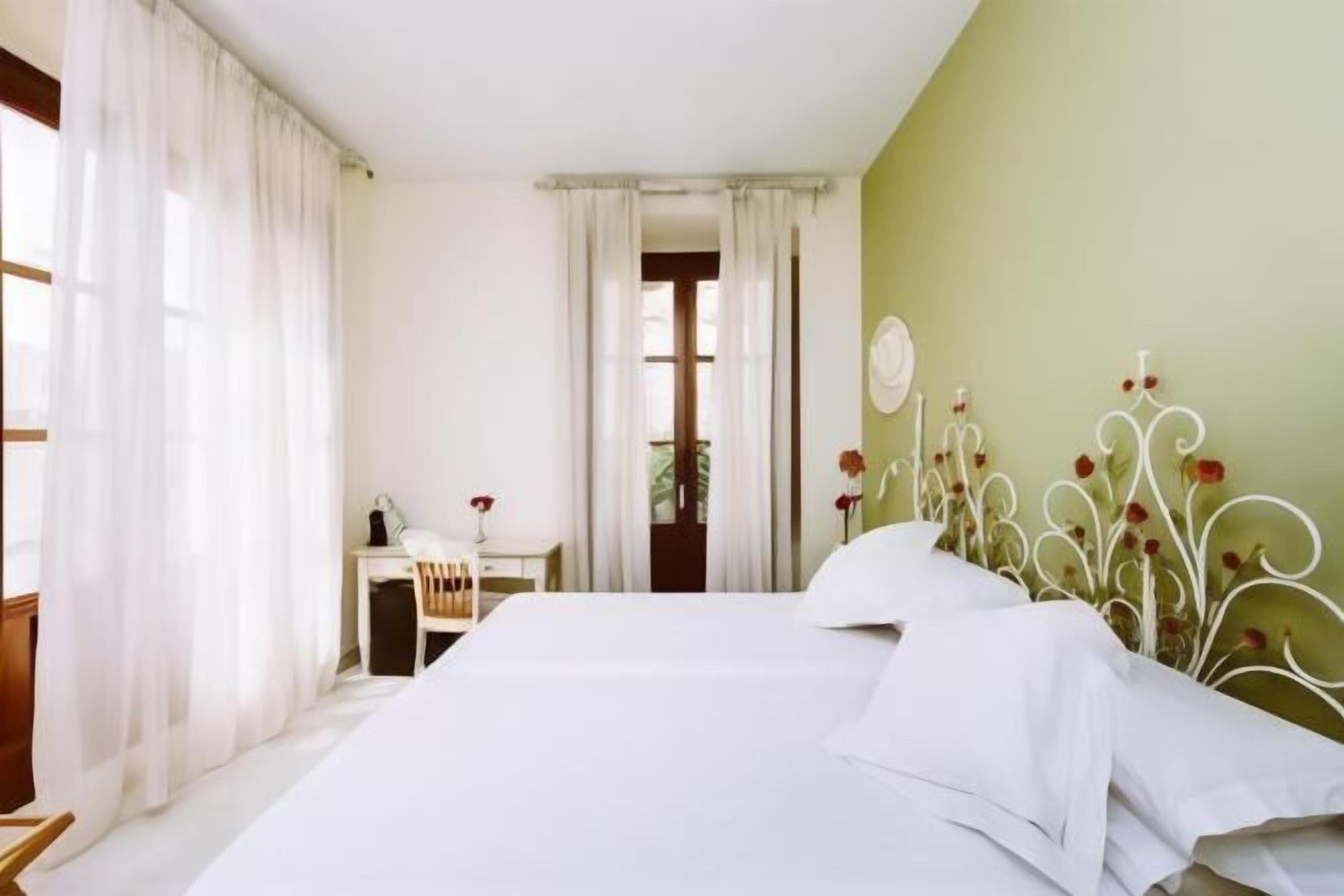 Premium bedding, in-room safe, individually decorated