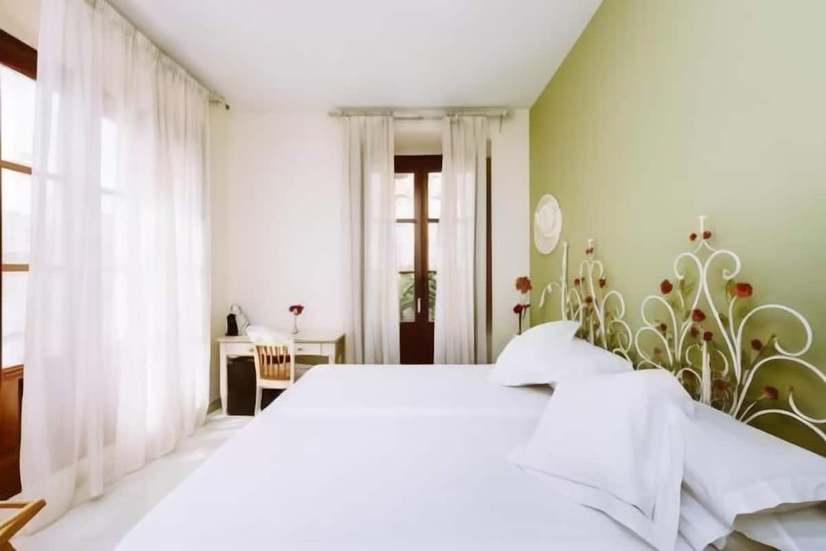 Premium bedding, in-room safe, individually decorated