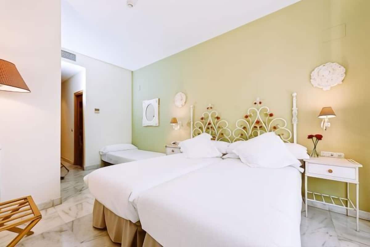 Premium bedding, in-room safe, individually decorated