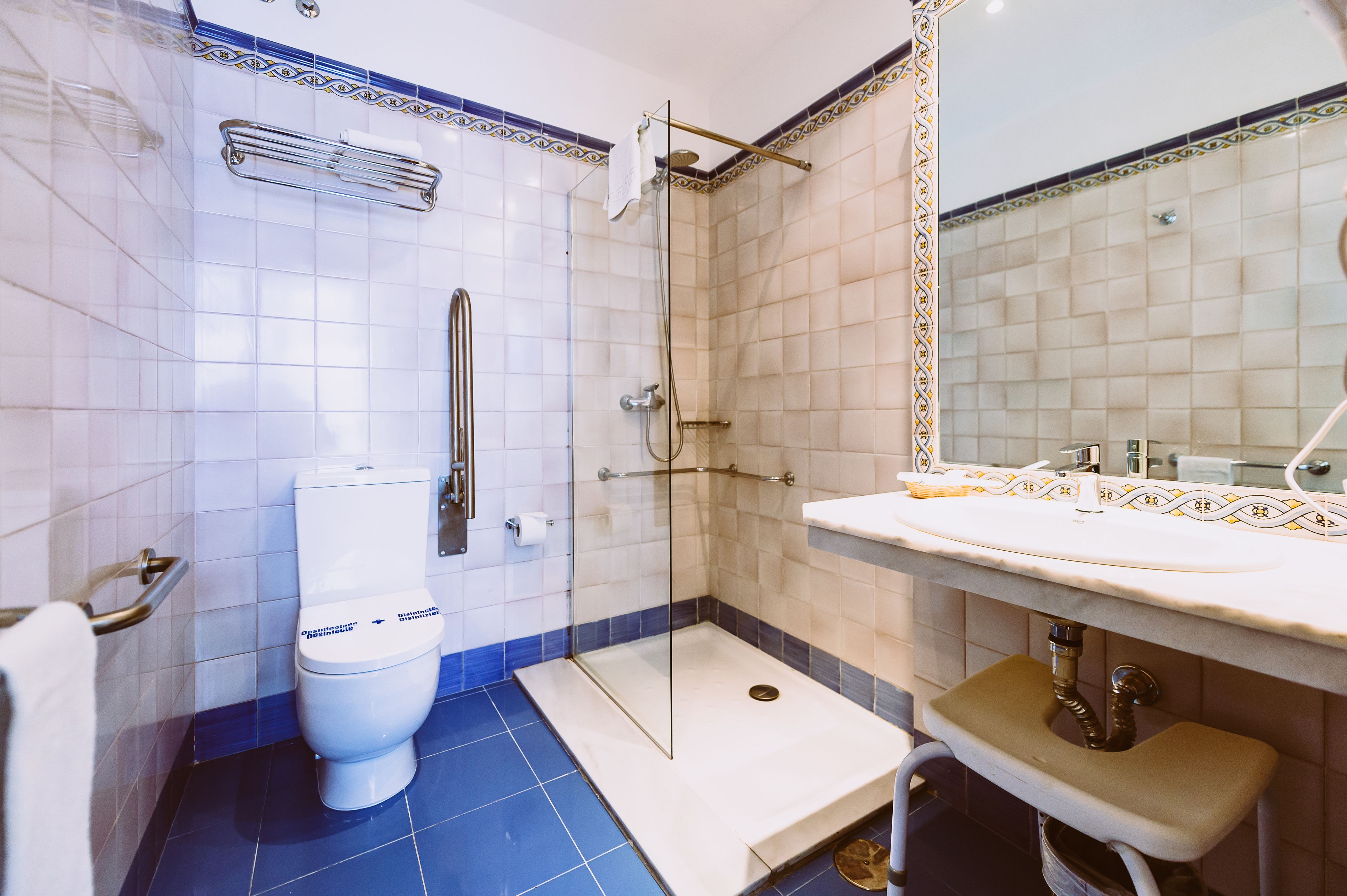 single room | bathroom | free toiletries, hair dryer, bidet, towels