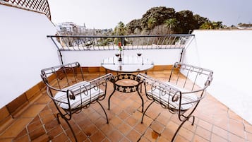 Habitación doble superior, 1 cama de matrimonio, terraza | Ropa de cama de alta calidad, caja fuerte, decoración individual