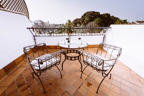 Superior Double Room, 1 Queen Bed, Terrace | Premium bedding, in-room safe, individually decorated - Basic Hotel Doña Manuela (Seville)