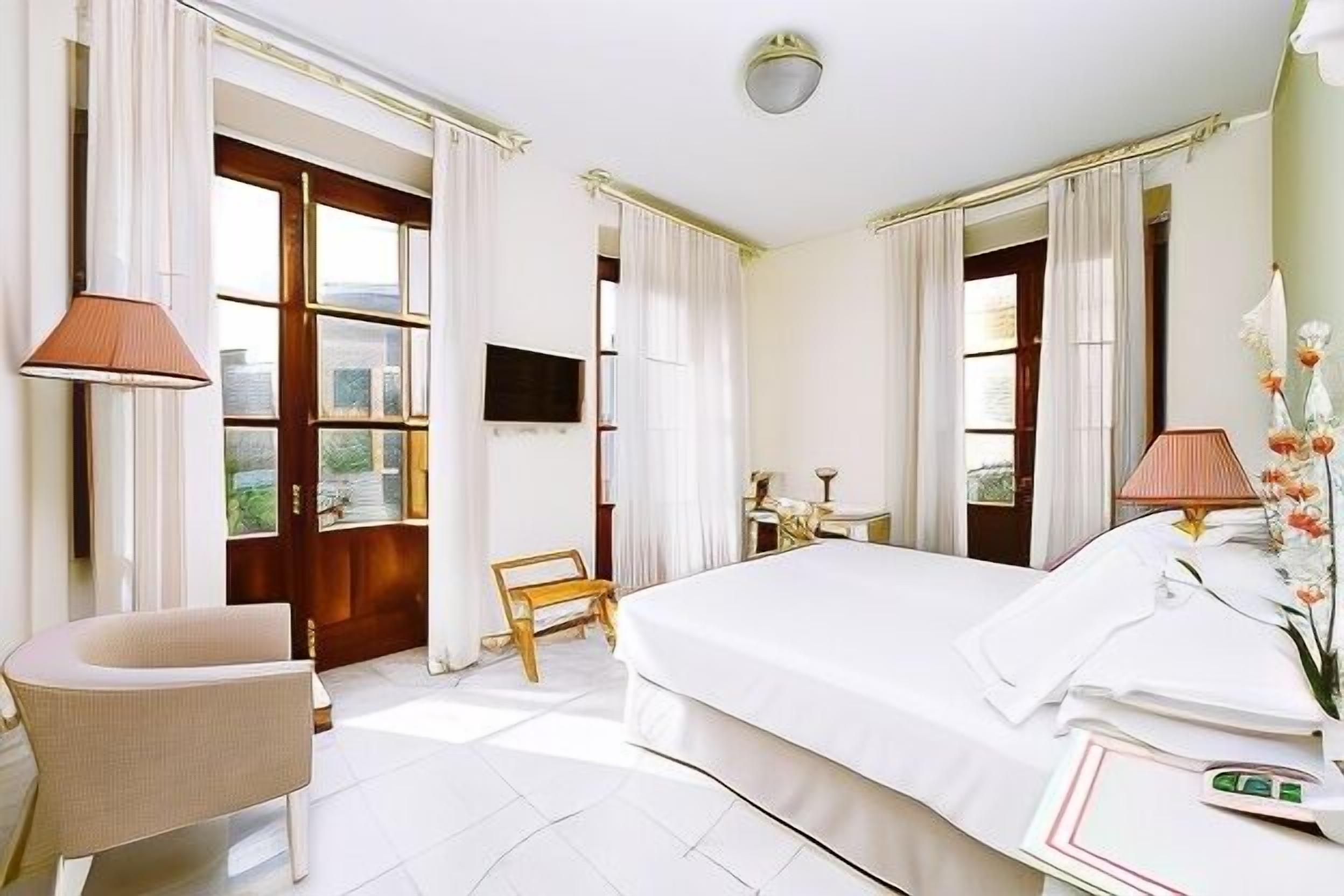 Premium bedding, in-room safe, individually decorated