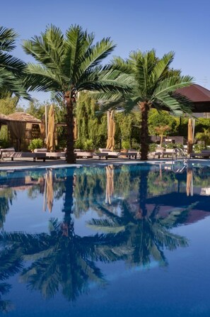 실내 수영장, 시즌별로 운영되는 야외 수영장, 수영장 파라솔, 일광욕 의자