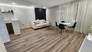 Premium bedding, in-room safe, iron/ironing board, free WiFi