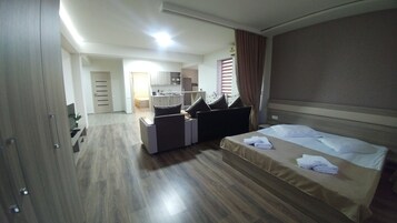 Familie appartement | Woonkamer | Een flatscreentelevisie