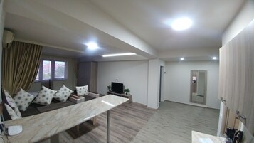 Familie appartement | Woonruimte | Een flatscreentelevisie