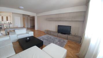 Family Apartment | In-room safe, desk, iron/ironing board, free WiFi