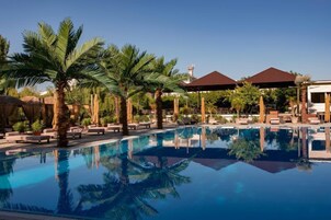 Een binnenzwembad, een seizoensgebonden buitenzwembad