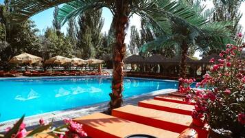 Piscina interna, piscina externa sazonal