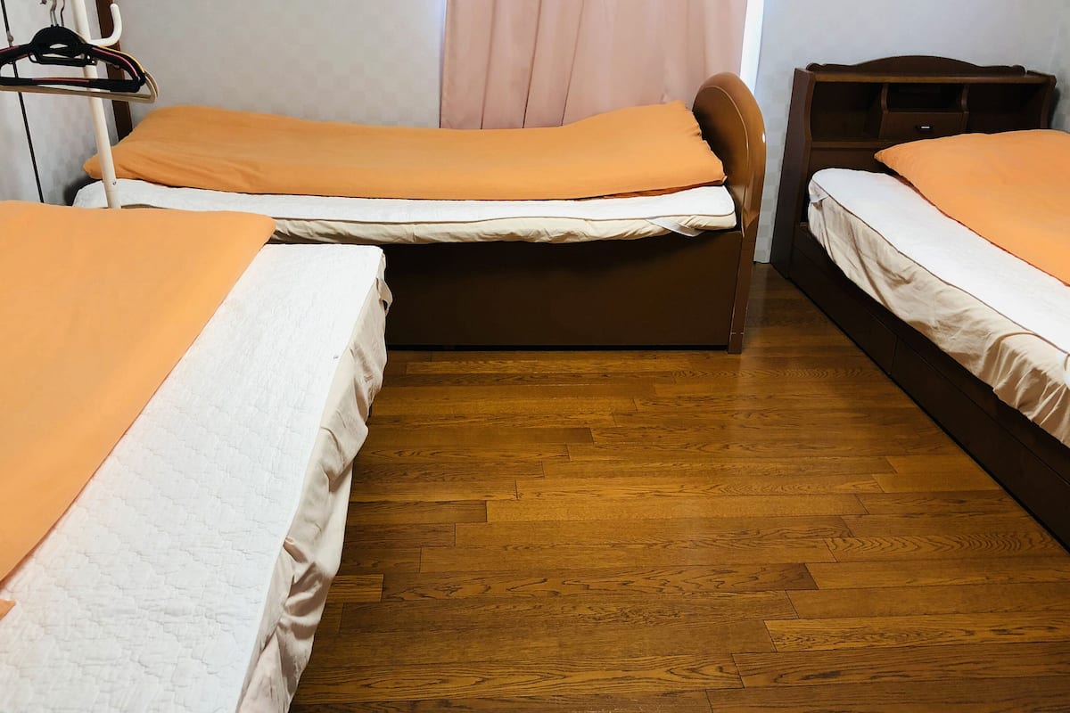 Chambre Tradition avec lits jumeaux, 2 chambres, non-fumeurs (No.2) | Fer et planche à repasser, Wi-Fi gratuit