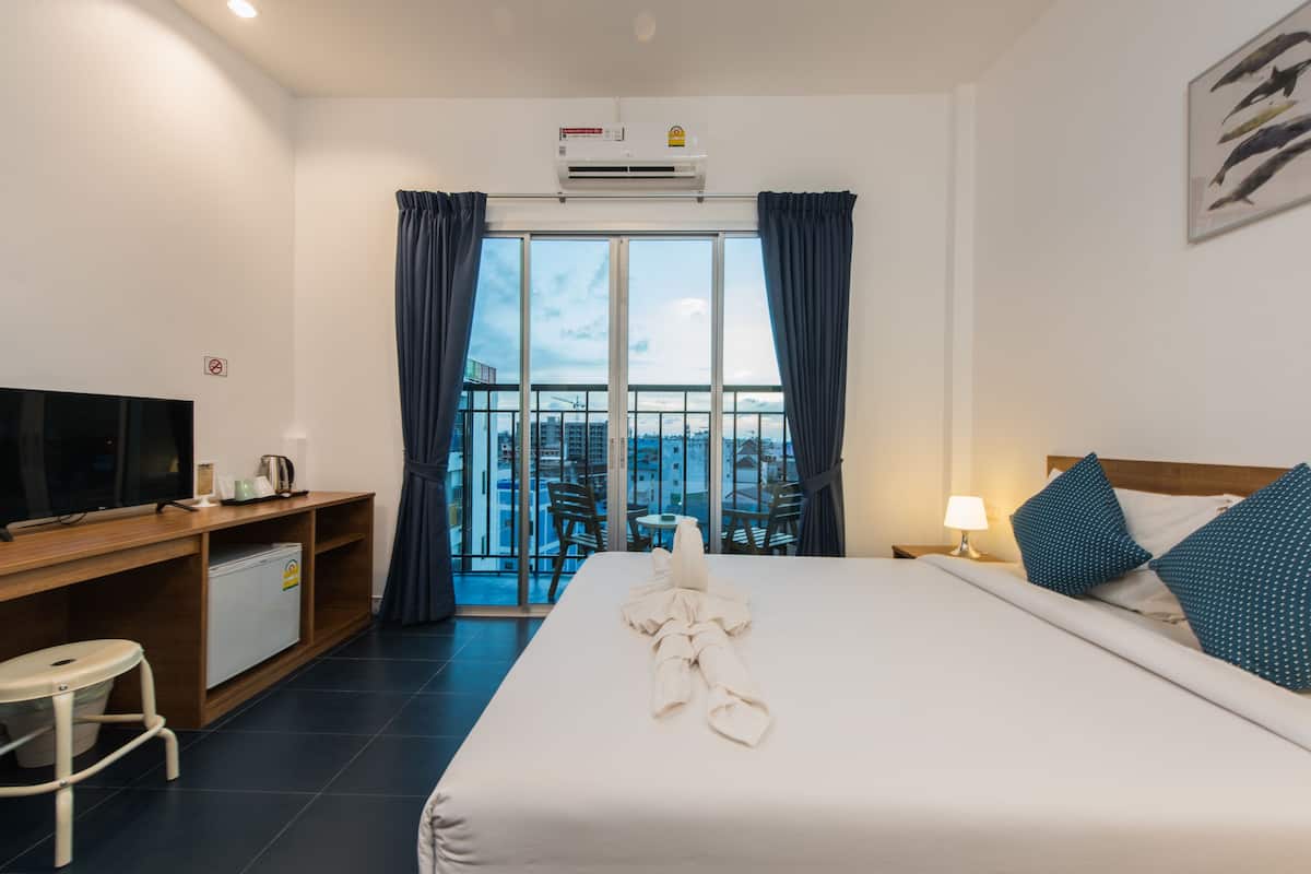 Deluxe Double Room, 1 Queen Bed, Smoking, Sea View | Room amenity
