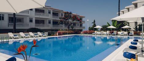 Outdoor pool, pool umbrellas, sun loungers