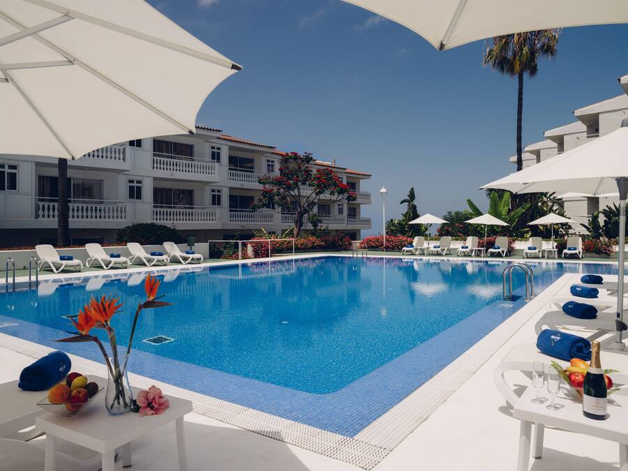 Piscine extérieure, parasols de plage, chaises longues