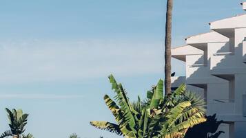 Außenpool, Sonnenschirme, Liegestühle