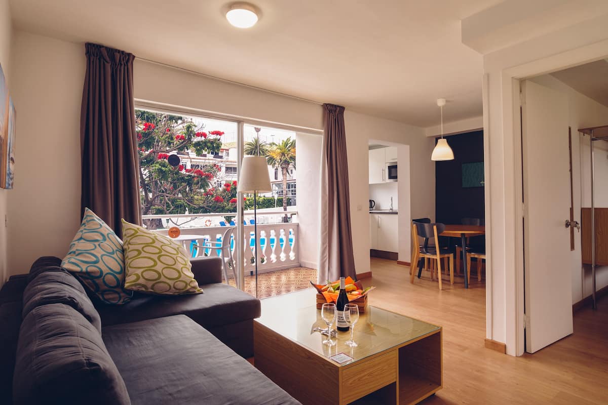 Premium Room | Living room | 32-inch flat-screen TV with cable channels, TV