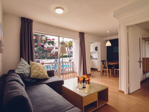 ห้องพรีเมียม | ห้องนั่งเล่น | ทีวีจอแบน 32 นิ้ว พร้อมช่องเคเบิล, ทีวี