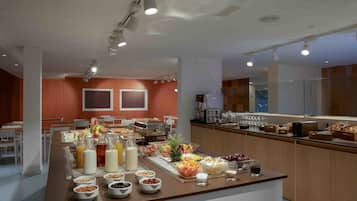 Colazione a buffet, servita tutte le mattine (14 EUR a persona)