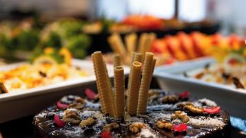 Een rijk gevulde dessertplate met chocolade en wafeltjes.
