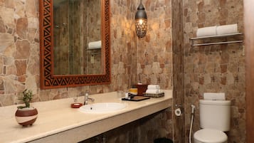 Articles de toilette gratuits, sĂšche-cheveux, chaussons