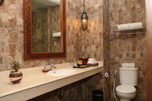 免费洗浴用品、吹风机、拖鞋