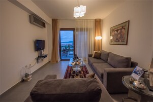 Villa, 3 habitaciones, vistas al mar | Zona de estar | Una televisión LCD, un reproductor de DVD