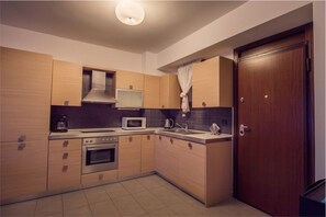 Großer Kühlschrank, Ofen, Herdplatte, Geschirrspüler