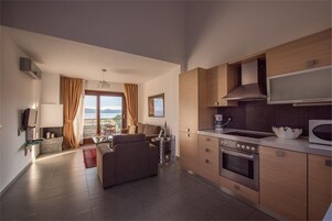 Villa, 3 hálószobával, kilátással a tengerre | Nappalirész | LCD-tévé és DVD-lejátszó