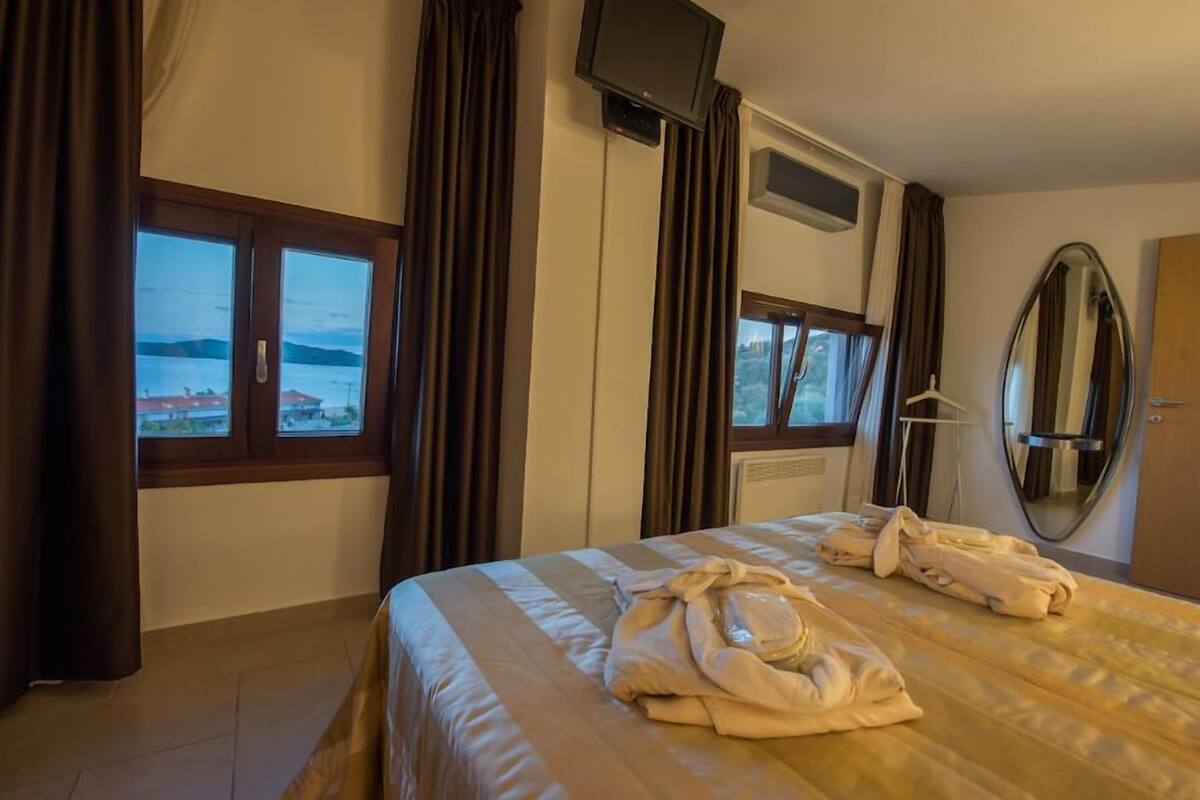 Villa, 3 habitaciones, vista al mar | Caja de seguridad en la habitación y tabla de planchar con plancha