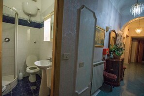 Habitación doble, baño privado (External) | Baño | Ducha, secador de pelo, bidé y toallas