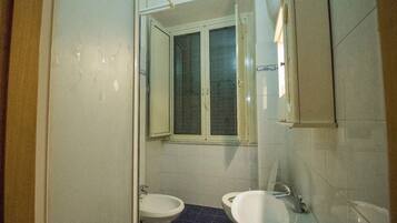 Doppelzimmer, mit Bad | Badezimmer | Dusche, Haartrockner, Bidet, Handtücher