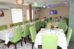 Café da manhã, almoço e jantar